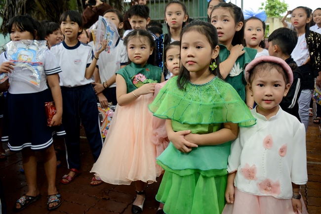Giving gift portions to pupils on the occasion of Mid-Autumn Festival